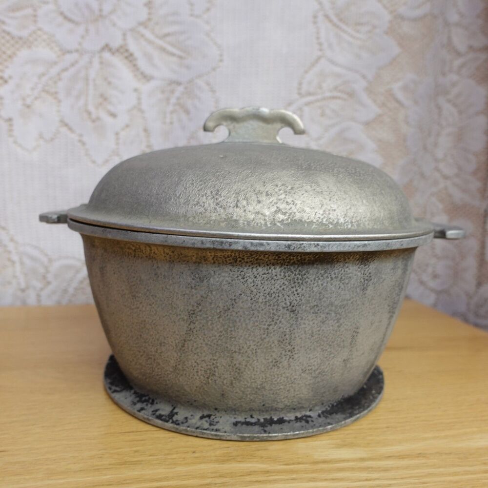 Guardian Service Hammered Aluminum 10" Dutch Oven Vintage Cottagecore Castle